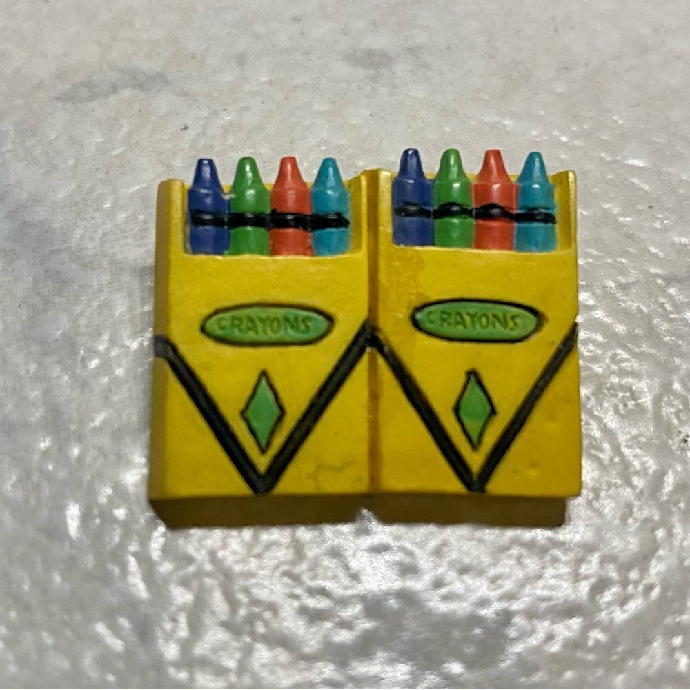 𝅺VINTAGE Crayon brooch 
